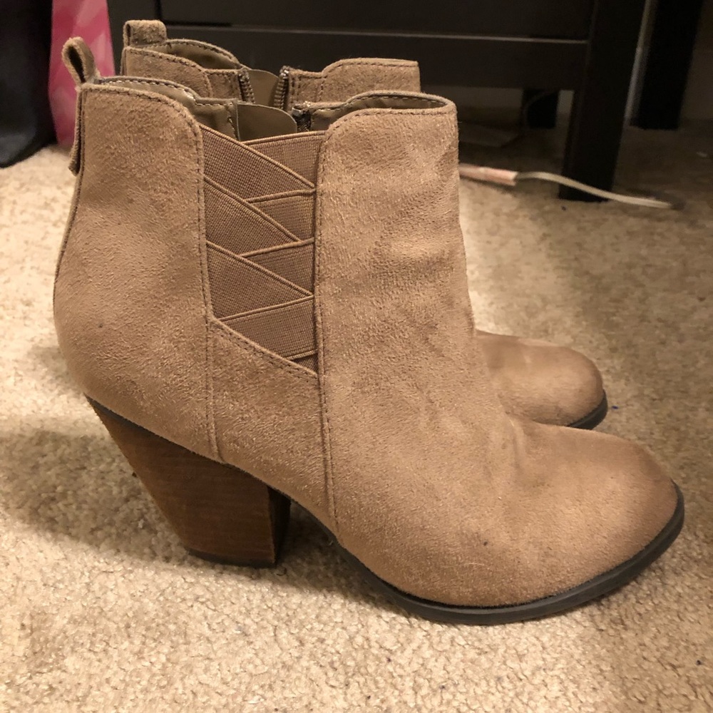 Super cute gray booties!